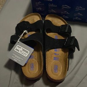 Selling Birkenstock sandals. They’re a size 7. Arizona BS in Black.